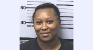 Extrabajadora de guardería arrestada por arrojar bebé a la cuna y sacarle piedra de la boca Extrabajadora de guardería arrestada por arrojar bebé a la cuna y sacarle piedra de la boca