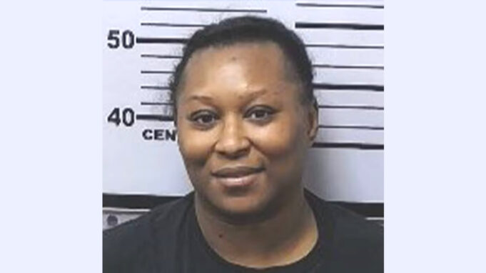 Extrabajadora de guardería arrestada por arrojar bebé a la cuna y sacarle piedra de la boca Extrabajadora de guardería arrestada por arrojar bebé a la cuna y sacarle piedra de la boca