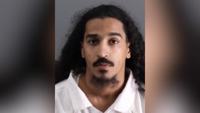 Hombre arrestado tras atrincherarse en apartamentos de Birmingham por robo y tiroteo Hombre arrestado tras atrincherarse en apartamentos de Birmingham por robo y tiroteo