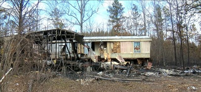 Incendios forestales destruyen casa y propiedad de un hombre en el condado Calhoun