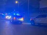 Persona muere tras tiroteo con policías en complejo de apartamentos Persona muere tras tiroteo con policías en complejo de apartamentos