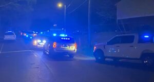 Persona muere tras tiroteo con policías en complejo de apartamentos Persona muere tras tiroteo con policías en complejo de apartamentos