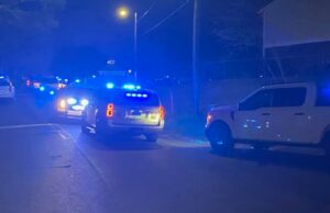 Persona muere tras tiroteo con policías en complejo de apartamentos Persona muere tras tiroteo con policías en complejo de apartamentos