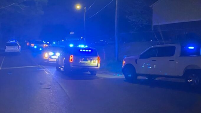 Persona muere tras tiroteo con policías en complejo de apartamentos Persona muere tras tiroteo con policías en complejo de apartamentos