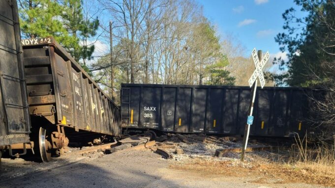 Tren y 18 vagones descarrilaron en el condado de Greene el jueves Tren y 18 vagones descarrilaron en el condado de Greene el jueves