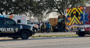 Un autobús escolar de Montgomery chocó el viernes, dejando a ambos conductores heridos Un autobús escolar de Montgomery chocó el viernes, dejando a ambos conductores heridos