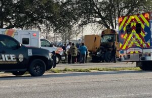 Un autobús escolar de Montgomery chocó el viernes, dejando a ambos conductores heridos Un autobús escolar de Montgomery chocó el viernes, dejando a ambos conductores heridos