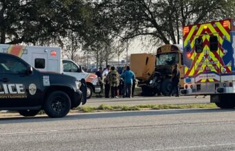 Un autobús escolar de Montgomery chocó el viernes, dejando a ambos conductores heridos Un autobús escolar de Montgomery chocó el viernes, dejando a ambos conductores heridos