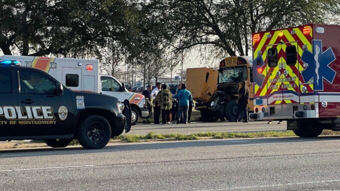 Un autobús escolar de Montgomery chocó el viernes, dejando a ambos conductores heridos Un autobús escolar de Montgomery chocó el viernes, dejando a ambos conductores heridos