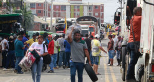 Arroceros colombianos en huelga bloquean una carretera en la zona fronteriza con Venezuela Arroceros colombianos en huelga bloquean una carretera en la zona fronteriza con Venezuela