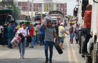 Arroceros colombianos en huelga bloquean una carretera en la zona fronteriza con Venezuela Arroceros colombianos en huelga bloquean una carretera en la zona fronteriza con Venezuela