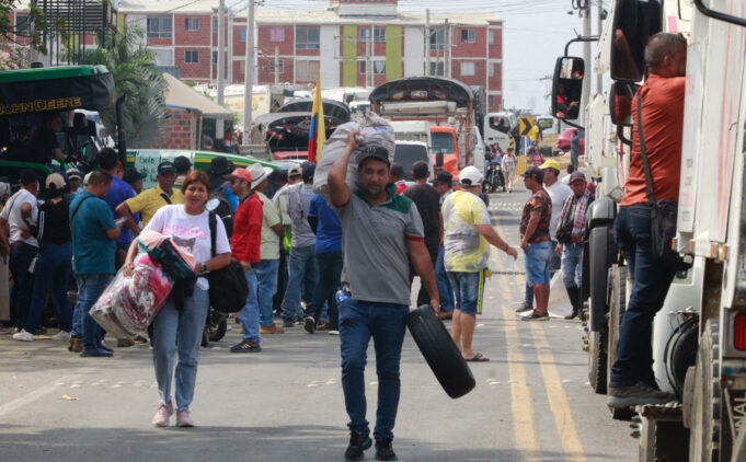 Arroceros colombianos en huelga bloquean una carretera en la zona fronteriza con Venezuela Arroceros colombianos en huelga bloquean una carretera en la zona fronteriza con Venezuela