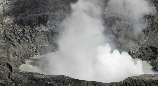Aumentan la alerta debido a la actividad eruptiva del volcán Poás en Costa Rica Aumentan la alerta debido a la actividad eruptiva del volcán Poás en Costa Rica