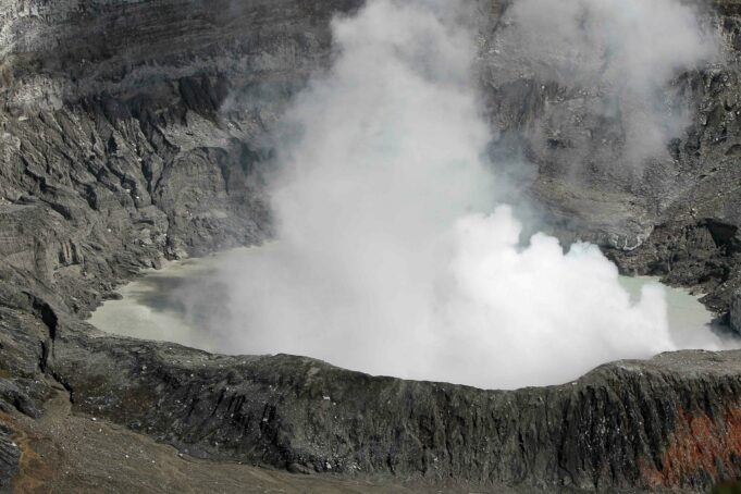 Aumentan la alerta debido a la actividad eruptiva del volcán Poás en Costa Rica Aumentan la alerta debido a la actividad eruptiva del volcán Poás en Costa Rica