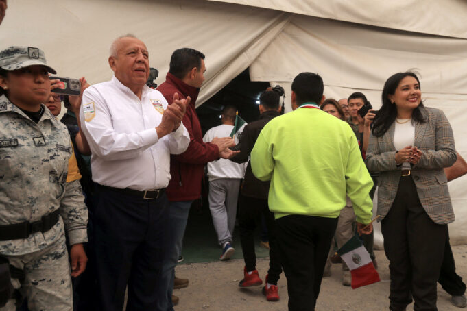 Autoridades reciben a repatriados en Ciudad Juárez como parte de la estrategia ‘México te abraza’ Autoridades reciben a repatriados en Ciudad Juárez como parte de la estrategia 'México te abraza'