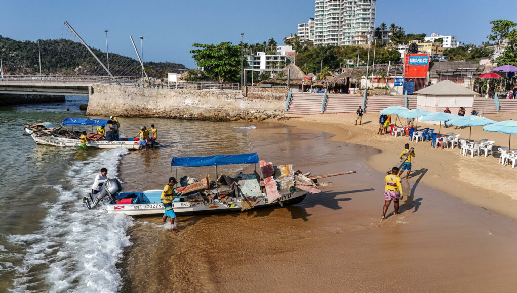 Buzos de Acapulco recuperan restos de barcos hundidos más de un año después del huracán Otis Buzos de Acapulco recuperan restos de barcos hundidos más de un año después del huracán Otis