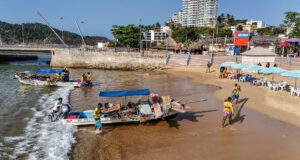 Buzos de Acapulco recuperan restos de barcos hundidos más de un año después del huracán Otis Buzos de Acapulco recuperan restos de barcos hundidos más de un año después del huracán Otis