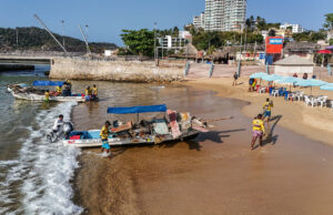 Buzos de Acapulco recuperan restos de barcos hundidos más de un año después del huracán Otis Buzos de Acapulco recuperan restos de barcos hundidos más de un año después del huracán Otis