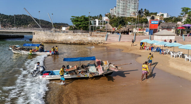 Buzos de Acapulco recuperan restos de barcos hundidos más de un año después del huracán Otis Buzos de Acapulco recuperan restos de barcos hundidos más de un año después del huracán Otis