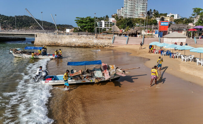 Buzos de Acapulco recuperan restos de barcos hundidos más de un año después del huracán Otis Buzos de Acapulco recuperan restos de barcos hundidos más de un año después del huracán Otis