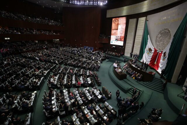 Diputados mexicanos aprueban prohibir reelección y nepotismo, pero la medida inicia en 2030