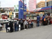 En Bolivia, se reportan largas filas por combustible y aumento de precios alimentarios En Bolivia, se reportan largas filas por combustible y aumento de precios alimentarios