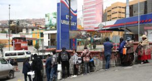 En Bolivia, se reportan largas filas por combustible y aumento de precios alimentarios En Bolivia, se reportan largas filas por combustible y aumento de precios alimentarios