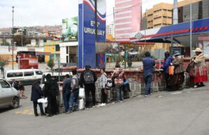 En Bolivia, se reportan largas filas por combustible y aumento de precios alimentarios En Bolivia, se reportan largas filas por combustible y aumento de precios alimentarios