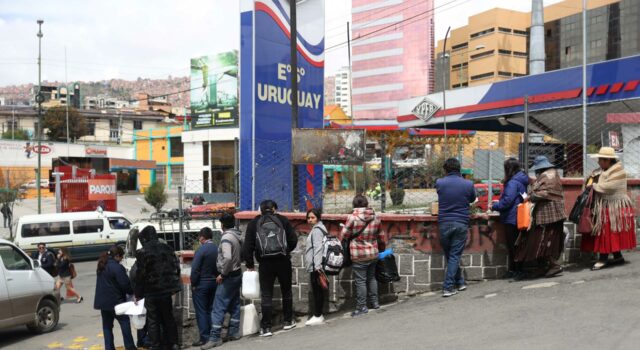 En Bolivia, se reportan largas filas por combustible y aumento de precios alimentarios En Bolivia, se reportan largas filas por combustible y aumento de precios alimentarios