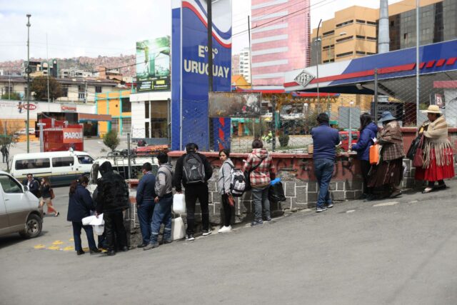 En Bolivia, se reportan largas filas por combustible y aumento de precios alimentarios