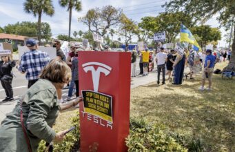 Estados Unidos imputa a un hombre por prender fuego a vehículos de Tesla en Las Vegas Estados Unidos imputa a un hombre por prender fuego a vehículos de Tesla en Las Vegas