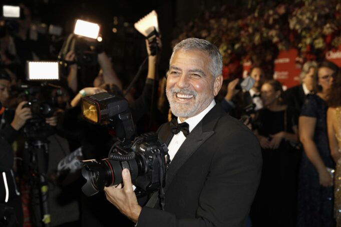 George Clooney afirma que, a sus 63 años, ya no interpretará más películas románticas George Clooney afirma que, a sus 63 años, ya no interpretará más películas románticas