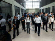 La secretaria de Seguridad de EE.UU. visita la prisión en El Salvador con migrantes arrestados La secretaria de Seguridad de EE.UU. visita la prisión en El Salvador con migrantes arrestados