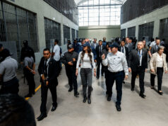 La secretaria de Seguridad de EE.UU. visita la prisión en El Salvador con migrantes arrestados La secretaria de Seguridad de EE.UU. visita la prisión en El Salvador con migrantes arrestados
