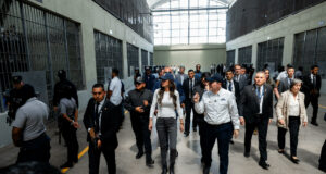 La secretaria de Seguridad de EE.UU. visita la prisión en El Salvador con migrantes arrestados La secretaria de Seguridad de EE.UU. visita la prisión en El Salvador con migrantes arrestados