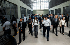 La secretaria de Seguridad de EE.UU. visita la prisión en El Salvador con migrantes arrestados La secretaria de Seguridad de EE.UU. visita la prisión en El Salvador con migrantes arrestados