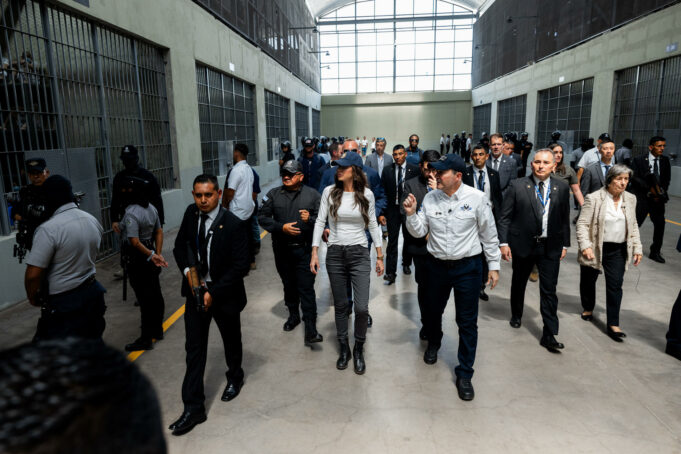 La secretaria de Seguridad de EE.UU. visita la prisión en El Salvador con migrantes arrestados La secretaria de Seguridad de EE.UU. visita la prisión en El Salvador con migrantes arrestados
