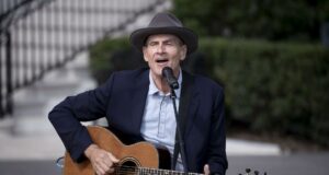 Las canciones de James Taylor serán incluidas en el musical “Fire & Rain” Las canciones de James Taylor serán incluidas en el musical "Fire & Rain"