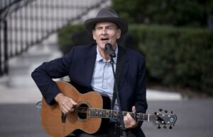 Las canciones de James Taylor serán incluidas en el musical “Fire & Rain” Las canciones de James Taylor serán incluidas en el musical "Fire & Rain"