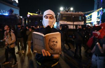 Se detienen las protestas masivas tras la detención del alcalde de Estambul Se detienen las protestas masivas tras la detención del alcalde de Estambul