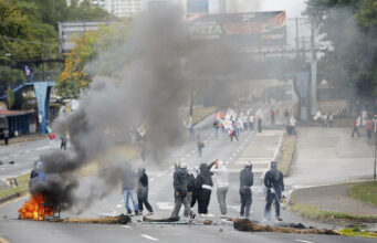 Sindicatos de maestros en Panamá protestan contra la reforma de seguridad social Sindicatos de maestros en Panamá protestan contra la reforma de seguridad social