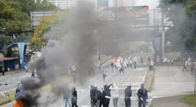 Sindicatos de maestros en Panamá protestan contra la reforma de seguridad social Sindicatos de maestros en Panamá protestan contra la reforma de seguridad social