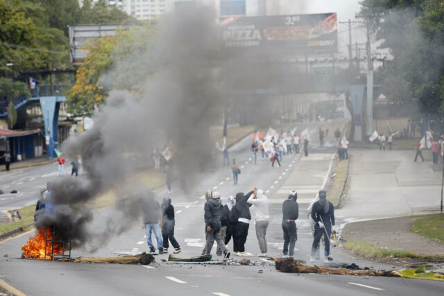 Sindicatos de maestros en Panamá protestan contra la reforma de seguridad social