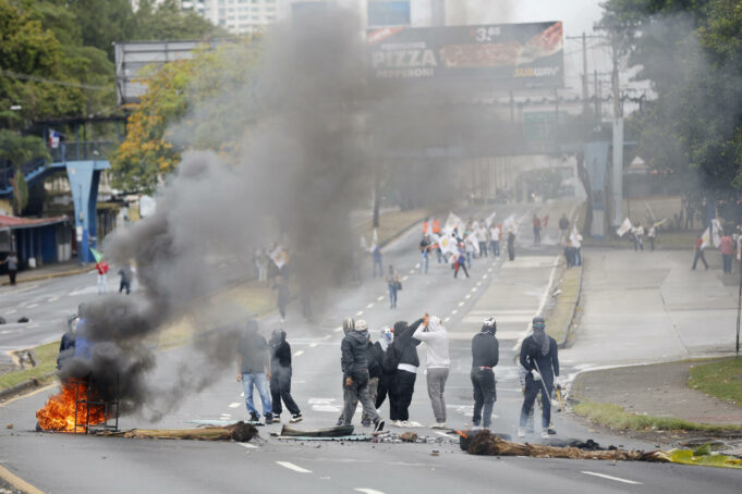 Sindicatos de maestros en Panamá protestan contra la reforma de seguridad social Sindicatos de maestros en Panamá protestan contra la reforma de seguridad social