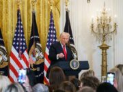 Trump anuncia un impuesto del 25 % para los autos producidos fuera de EE.UU. Trump anuncia un impuesto del 25 % para los autos producidos fuera de EE.UU.