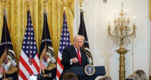 Trump anuncia un impuesto del 25 % para los autos producidos fuera de EE.UU. Trump anuncia un impuesto del 25 % para los autos producidos fuera de EE.UU.