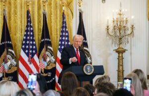 Trump anuncia un impuesto del 25 % para los autos producidos fuera de EE.UU. Trump anuncia un impuesto del 25 % para los autos producidos fuera de EE.UU.