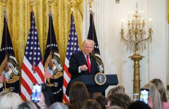 Trump anuncia un impuesto del 25 % para los autos producidos fuera de EE.UU. Trump anuncia un impuesto del 25 % para los autos producidos fuera de EE.UU.