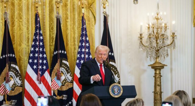 Trump anuncia un impuesto del 25 % para los autos producidos fuera de EE.UU. Trump anuncia un impuesto del 25 % para los autos producidos fuera de EE.UU.