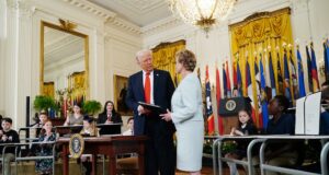 Trump firma orden para reducir drásticamente las operaciones del Departamento de Educación Trump firma orden para reducir drásticamente las operaciones del Departamento de Educación
